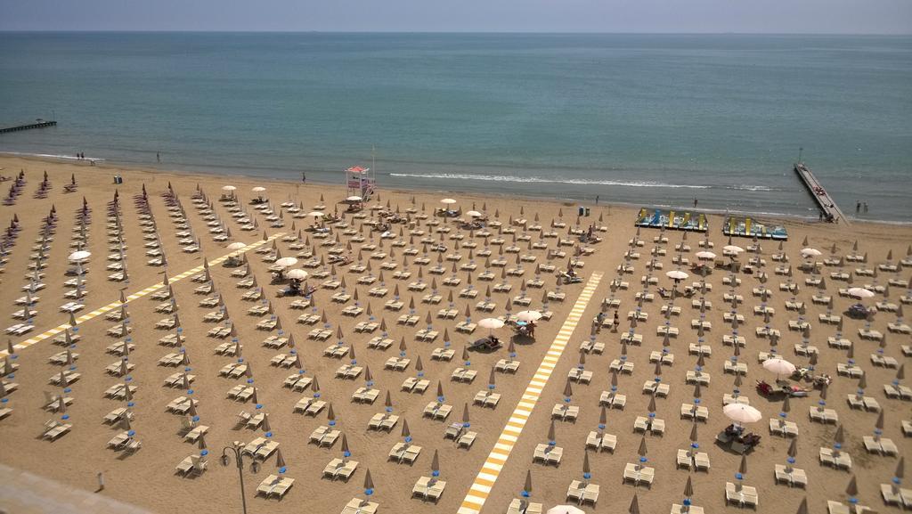 Hotel Mondial Lido di Jesolo Esterno foto